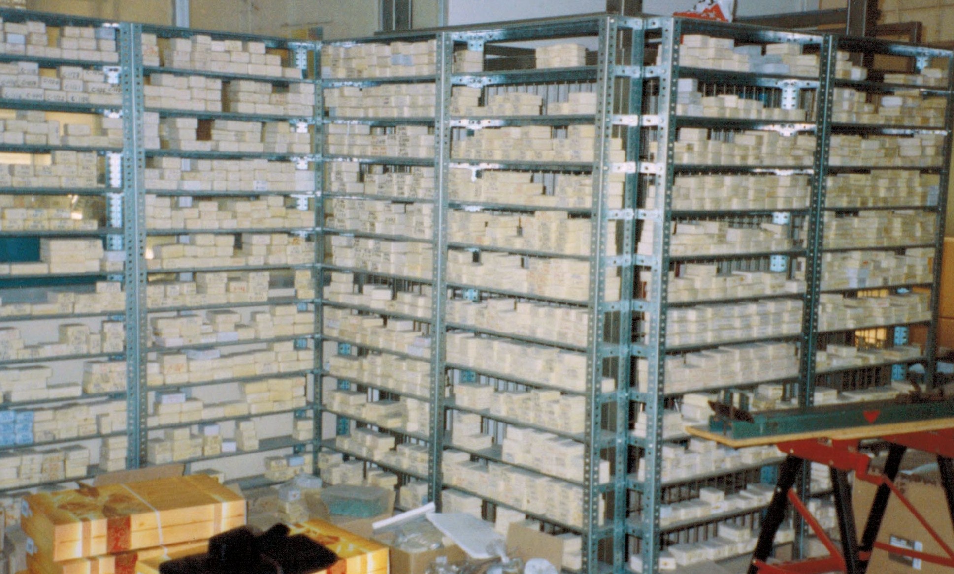 estanteria metalica estrecha para farmacias, cdEs y dvdEs